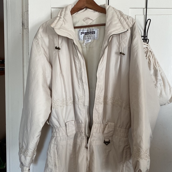 FERA Skiwear 1 piece cream colored snowsuit - Picture 5 of 11